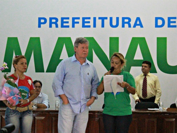 Movimento de catadores de Manaus entrega pauta de reivindicação ao prefeito Artur Neto (Foto: Adneison Severiano G1/AM)