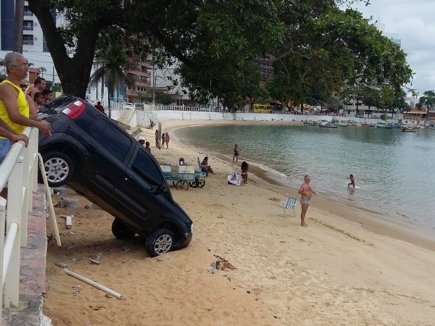 G Motorista Perde Controle E Carro Fica Pendurado Em Praia De