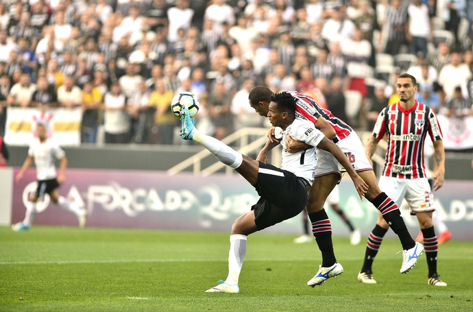 Comentaristas elogiam postura e boa fase de Jô no líder Corinthians
