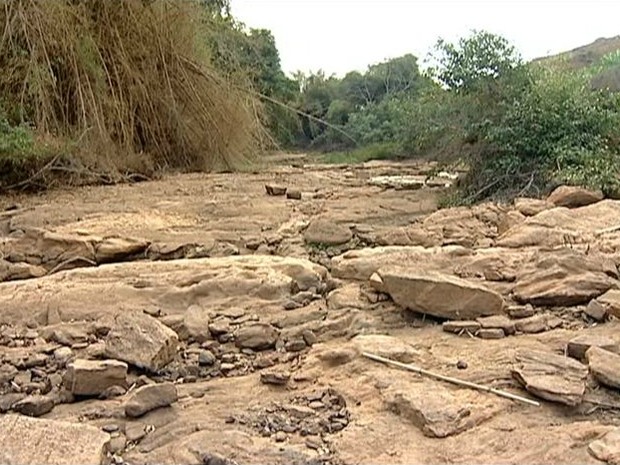 Situação do Rio Santa Joana, em Itaguaçu (Foto: Reprodução/ TV Gazeta)