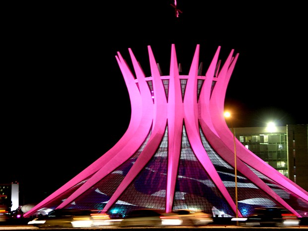 Catedral Metropolitana de Brasília é iluminada de rosa em campanha pela prevenção e diagnóstico precoce do câncer de mama (Foto: Vianey Bentes/TV Globo)