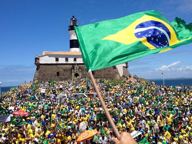 Manifestação em Salvador começou por volta das 10h50 no Farol da Barra, Bahia (Foto: Henrique Mendes/ G1)