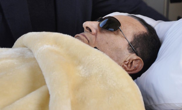 O ex-ditador egípcio Hosni Mubarak em 29 de janeiro em tribunal no Cairo (Foto: AP)