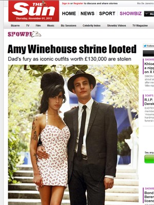 Notícia do tabloide 'The sun' de quinta (1º) que mostra o vestido furtado que foi usado por Amy Winehouse no casamento com Blake (Foto: Reprodução/ Site Thesun.co.uk)