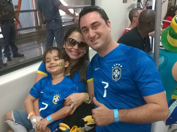 Família usa metrô de Salvador para ir até a Arena Fonte Nova (Foto: Henrique Mendes/G1)