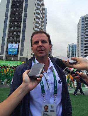 Eduardo Paes fez nova visita à Vila dos Atletas da Rio 2016 (Foto: Viviane Leão)