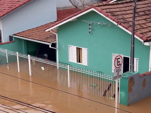 G Chuva Deixa Fam Lias Desalojadas Em Bras Polis Mg Not Cias