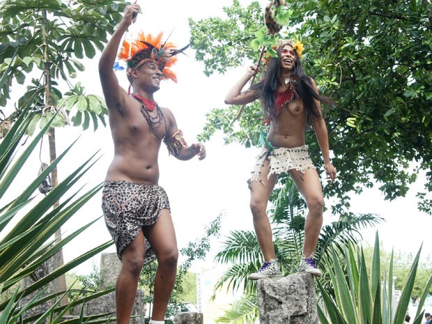 Atores Fernanda Oliveira e Luang Dacach se vestiram de índio para desfilar no Aterro do Flamengo (Foto: Glauco Araújo/G1)