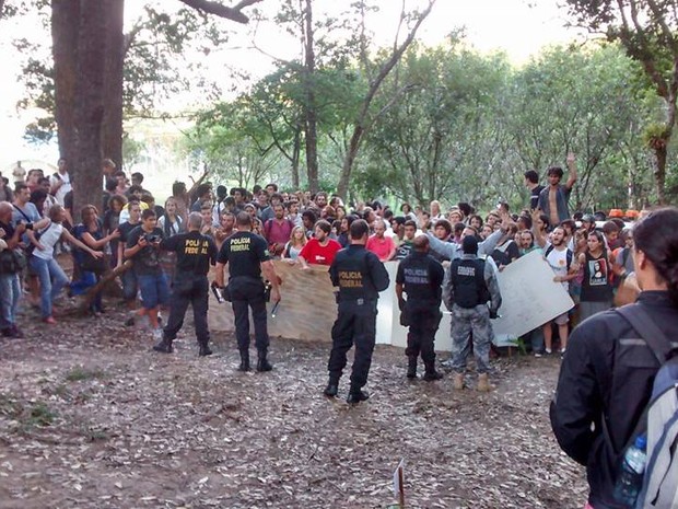 Policiais tentam negociar saída do jovem do campus da UFSC (Foto: Helio Rodak De Quadros Junior/Divulgação)