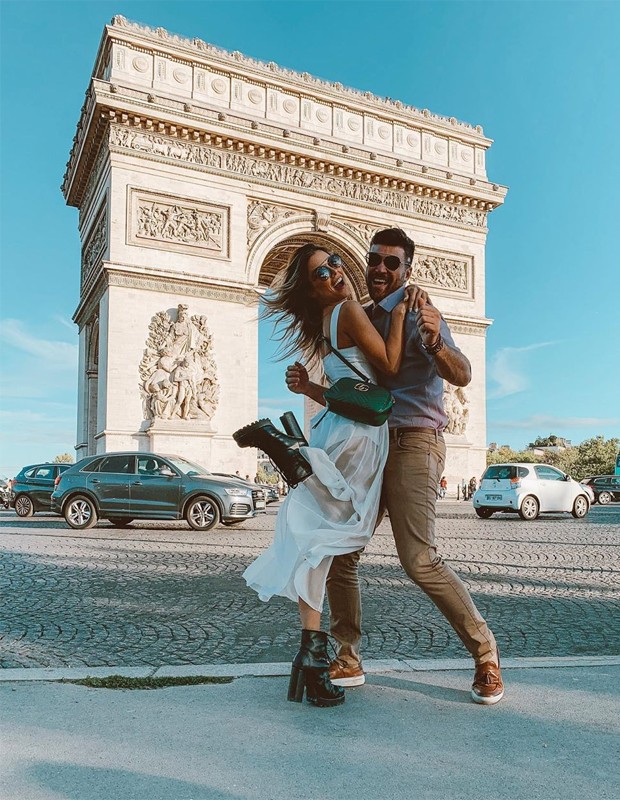 Flávia Viana e Marcelo Zangrandi posam em frente ao Arco do Triunfo, em Paris, na França (Foto: Reprodução/Instagram) Flávia Viana e Marcelo Zangrandi posam em frente ao Arco do Triunfo, em Paris, na França (Foto: Reprodução/Instagram)