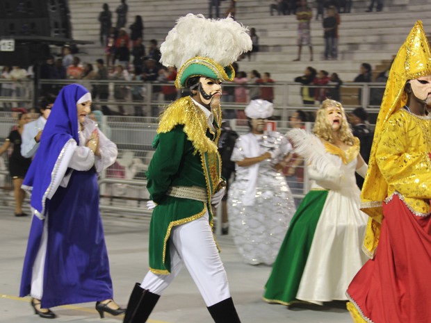 Ala colorida do desfile Morro Casa de Verde, escola que desfilou no Grupo de Acesso de São Paulo (Foto: Paulo Toledo Piza/G1)