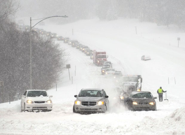 Carros parados em estrada coberta de neve em Overland Park, Kansas (Foto: Dave Kaup/Reuters)