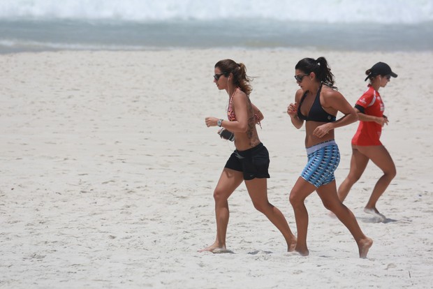 Paula Morais corre na praia da Barra da Tijuca, RJ (Foto: Dilson Silva / Agnews)
