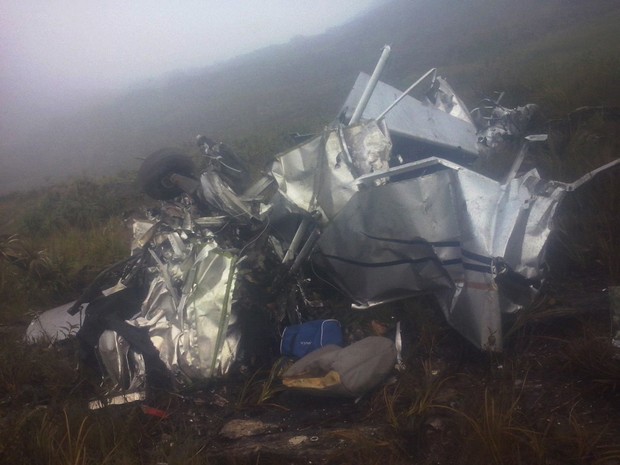 Destrços do avião continuam no local da queda na Serra da Canastra (Foto: Pousa Limeira/Divulgação) Destrços do avião continuam no local da queda na Serra da Canastra (Foto: Pousa Limeira/Divulgação)