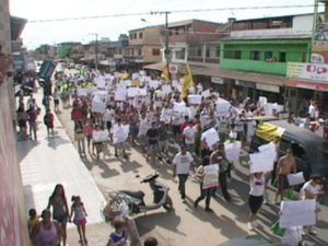 Protesto reuniu cerca de 700 pessoas em Marataízes (Foto: Reprodução / TV Gazeta Sul)