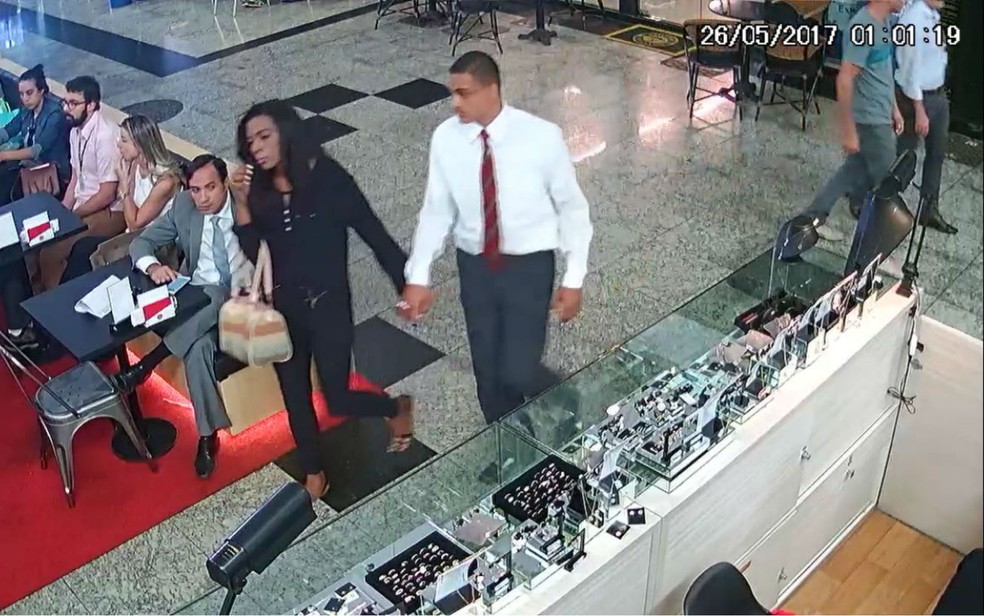 Imagens de câmera externa mostram o momento em que casal de assaltantes entram no comércio (Foto: Polícia Militar/ Divulgação)