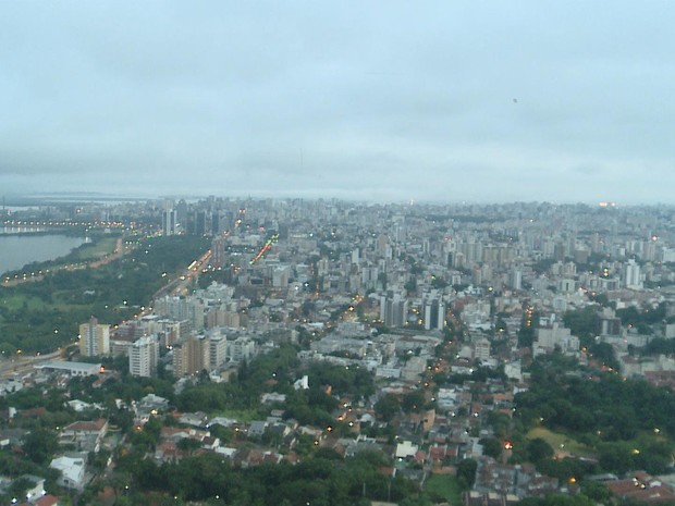 Porto Alegre amanhece com dia parcialmente nublado nesta sexta-feira (24) (Foto: Reprodução/RBS TV)