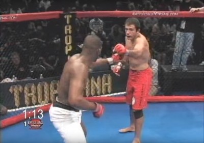 Jon Jones x Carlos Eduardo Cachorrão (Foto: Reprodução YouTube)
