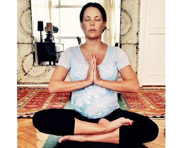 Carolina Ferraz faz ioga durante a gravidez (Foto: Arquivo Pessoal)