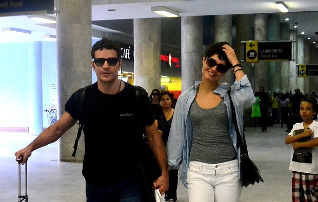 Sophie Charlotte e Daniel de Oliveira no aeroporto (Foto: William Oda / AgNews)