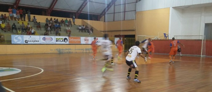 Piraí e Volta Redonda em quadra pela Copa Rio Sul de Futsal (Foto: Ádison Ramos/TV Rio Sul)