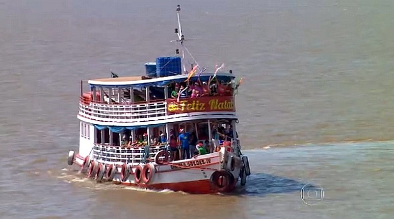 Barco do 'Amigos do Papai Noel', que leva os voluntários as comunidades ribeirinhas (Foto: Reprodução/ Bom Dia Brasil)