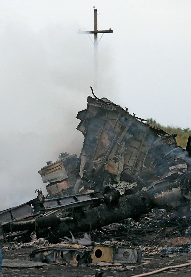 TRAGÉDIA Partes da  fuselagem do Boeing 777  da Malaysia Airlines que  caiu na Ucrânia e matou 298 pessoas  (Foto: Maxim Zmeyev/Reuters)