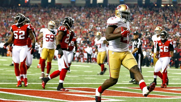 Frank Gore do São Francisco marca touchdown na partida da NFL contra o Falcons (Foto: Reuters)