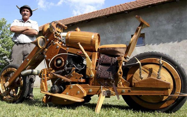 Em junho deste ano, o húngaro Istvan Puskas mostrou sua motocicleta feita de madeira em Iszaors, a 161 km de Budapeste. (Foto: Laszlo Balogh/Reuters)