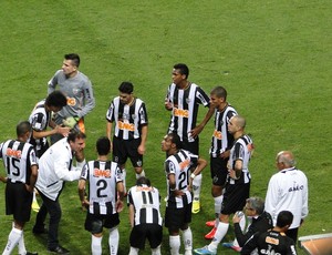 Cuca orienta os jogadores do Atlético-MG durante apagão (Foto: Fernando Martins)