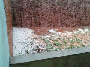 Moradores registram chuva de granizo em Monte Belo (MG) (Foto: Terezinha Lourdes)