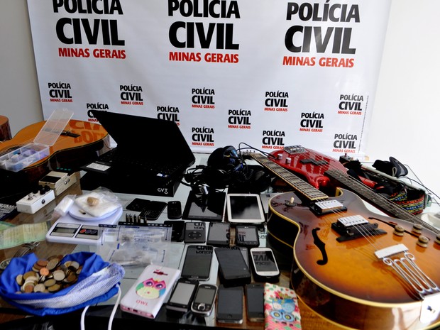 Polícia recupera instrumentos e outros pertences roubados na casa de músico que trabalha com Milton Nascimento, em Belo Horizonte (Foto: Divulgação/ Polícia Civil)