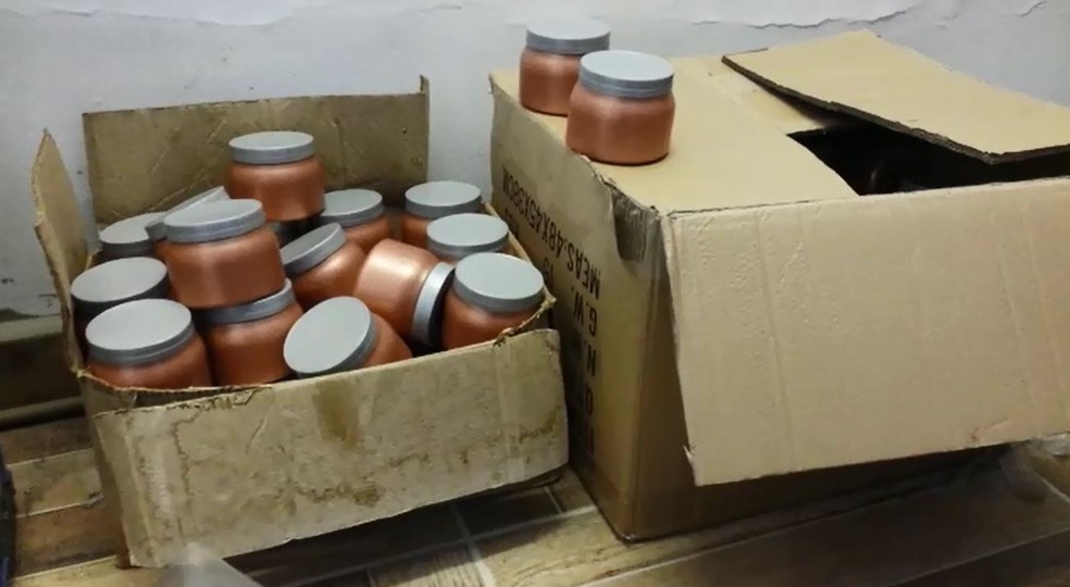 Substâncias, embalagens e rótulos dos produtos pirateados foram apreendidos na região de Franca-SP (Foto: Reprodução/EPTV)
