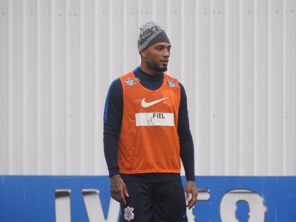 Corinthians chega a acordo com Coritiba e deve pagar por Kazim nesta sexta