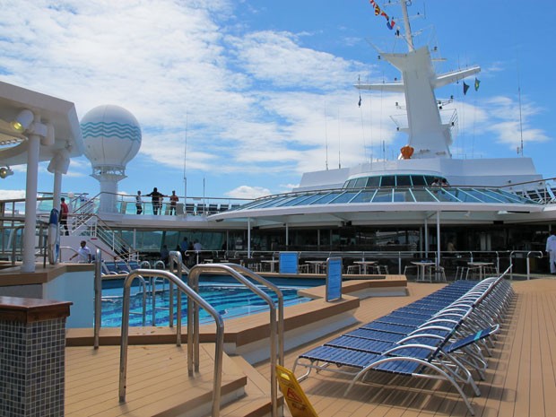 Deck e piscinas do navio Empress, da Pullmantur (Foto: Mariane Rossi/G1)