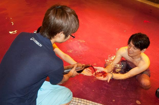 Nas termas de Hakone, no Japão, banho com vinho, considerado um ótimo rejuvenescedor para a pele (Foto: Ewerthon Tobace/BBC Brasil)