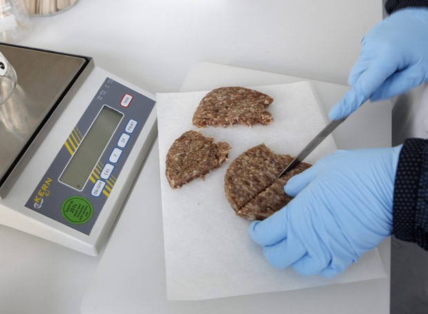 Porções de carne moída são testadas nesta quarta-feira (13) em laboratório do controle de alimentos na cidade alemã de Krefeld, para saber se contém carne de cavalo (Foto: AFP)