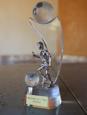 Troféu de melhor jogador do torneio Thiel Sur Acolin, na França (Foto: Leandro Botelho/Arquivo Pessoal)