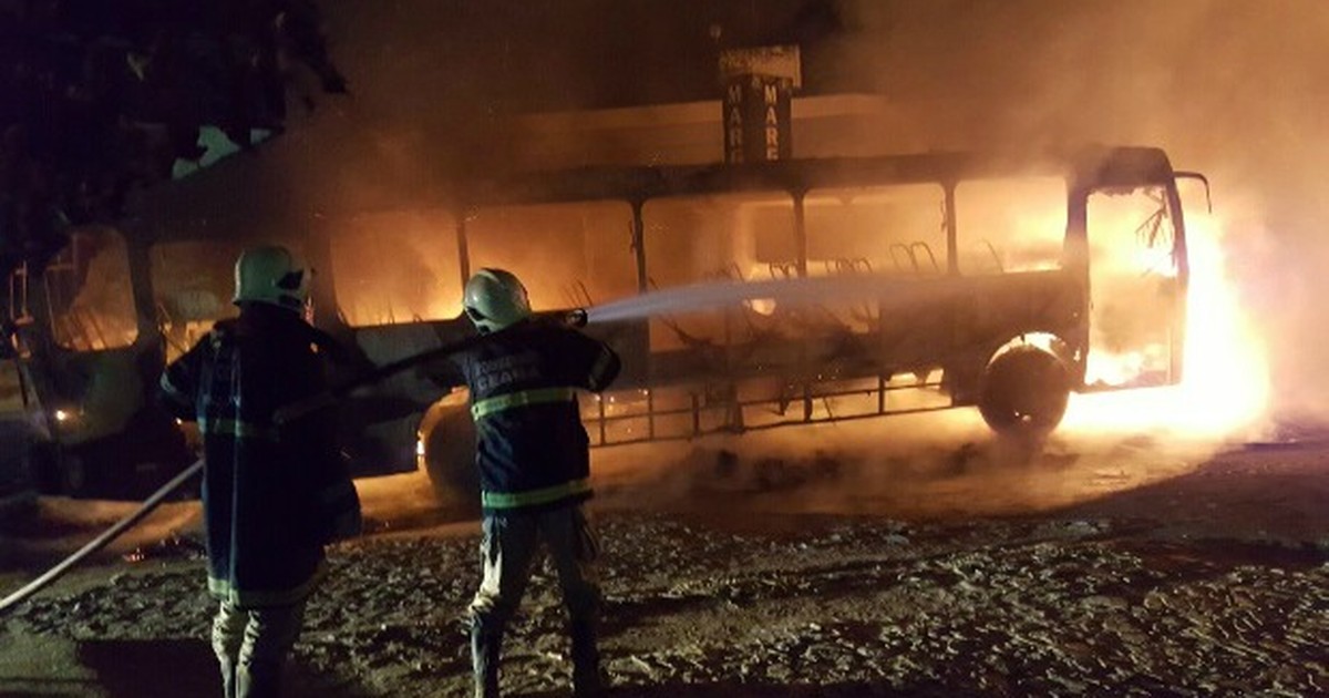 G1 Homens param e ateiam fogo em ônibus no Eusébio na BR 116