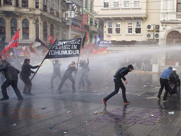 Manifestantes em Istambul são dispersados nesta quarta (12) com jatos de água (Foto: REUTERS/Cevahir Bugu)
