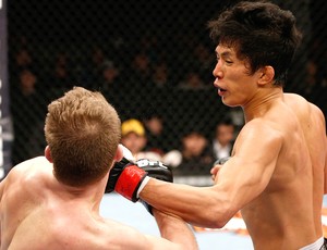 Takeya Mizugaki na luta do UFC contra Bryan Caraway (Foto: Getty Images)