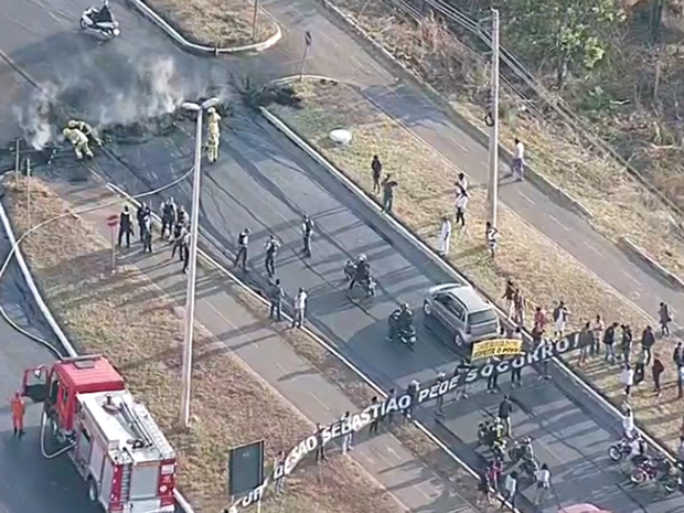 Imagem aérea mostra protesto de moradores de São Sebastião (Foto: TV Globo/Reprodução) Imagem aérea mostra protesto de moradores de São Sebastião (Foto: TV Globo/Reprodução)