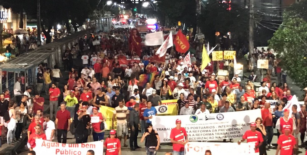 Avenida Conde da Boa Vista, no centro do Recife, foi fechada pelo ato contra as reformas do governo Temer (Foto: Thays Estarque/G1)