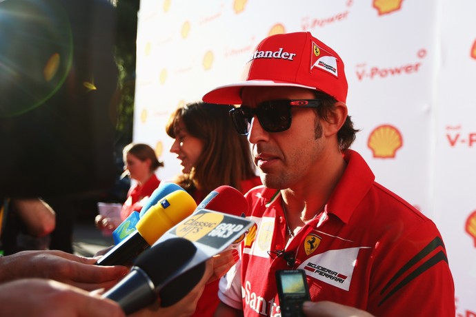 Fernando Alonso é cercado por jornalistas em evento da Ferrari na Austrália (Foto: Getty Images)