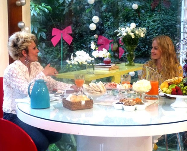 Ana Maria e Angélica tomaram um lanche delicioso (Foto: Estrelas/TV Globo)