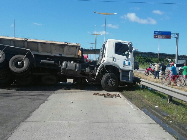 Caminhou tombou e complicou trânsito nas imediações do Hospital da Mulher (Foto: Divulgação/PRF)