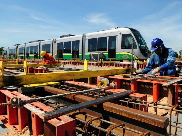 Obras do VLT, em Cuiab, podem no ficar integralmente prontas para a Copa de 2014. (Foto: Josi Petengill / Secom-MT)