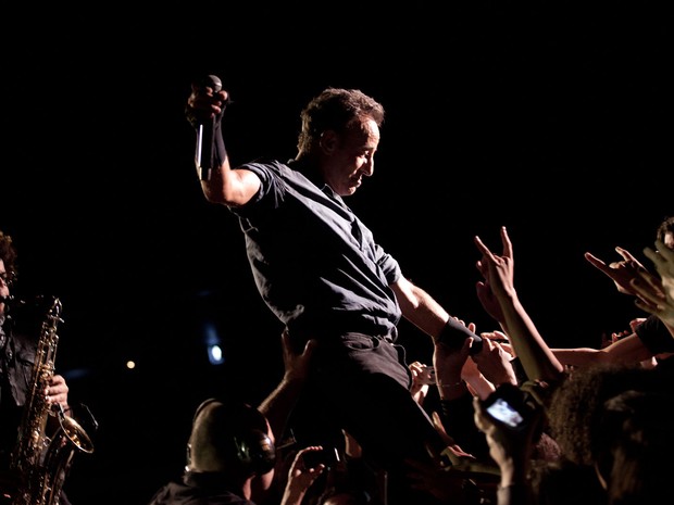 Bruce Springsteen se apoia no público em seu show em São Paulo (Foto: Caio Kenji/G1)