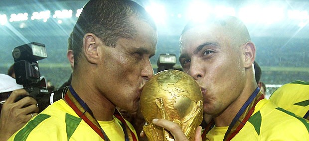 Rivaldo e Ronaldo com a taça da Copa do Mundo em 2002 (Foto: Getty Images)