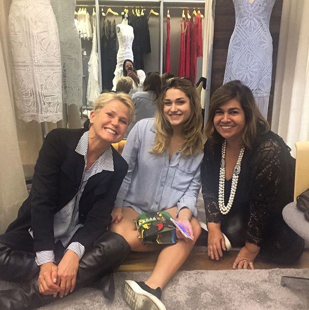 Xuxa, Sasha e a estilista Martha Medeiros em abertura de loja em Los Angeles (Foto: Reprodução do Instagram)